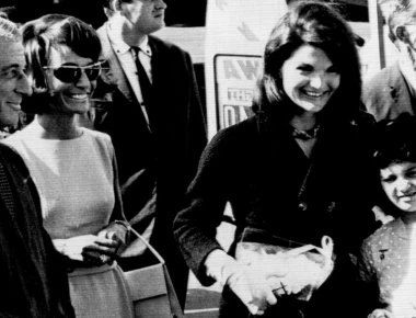 Τζάκι Κένεντι: Όταν η αδερφή της κοιμήθηκε με τον Κένεντι και εκείνη την εκδικήθηκε με τον Ωνάση [φωτό]